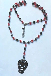 Collar Hot Topic Rojo y Negro Cuentas Calavera Rosario 26" - Imagen 1 de 3