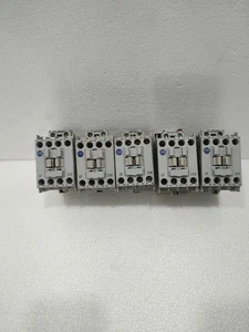 LOTTO DI 5 BOBINE ALLEN BRADLEY 700-CF220* SER A 440V*3 110V*1 24V*1 - Foto 1 di 8