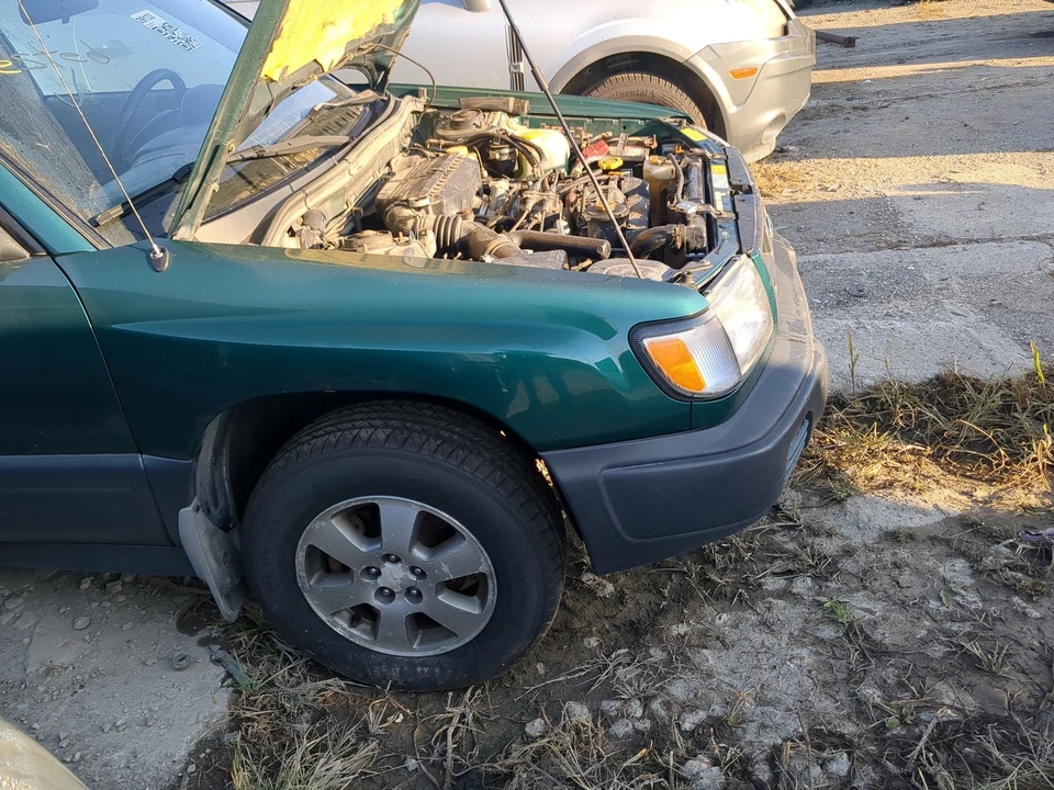 1998-2002 Subaru Forester Passenger Fender HGY5X - Imagem 1 de 1