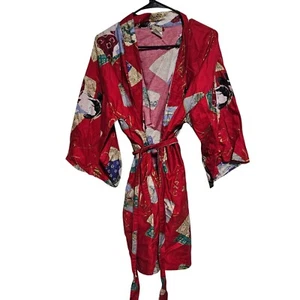 Bata Kimono Roja De Colección Estampado Geisha Japonesa Acento Dorado Cinturón Corbata Hecho en Japón - Imagen 1 de 7