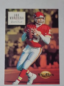 Tarjeta de fútbol americano SkyBox Premium #75 1994 Joe Montana Salón de la fama Kansas City Chiefs - Imagen 1 de 2