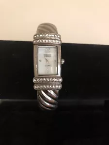 Reloj brazalete para mujer Embassy by Gruen delgado tono plateado con puño de estrás - Imagen 1 de 3
