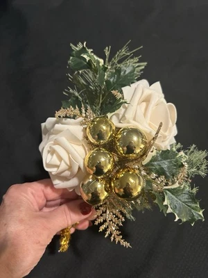 Ramillete de Navidad de rosas de terciopelo marfil reciclado vintage bolas doradas acebo de pino Foto 1 de 4
