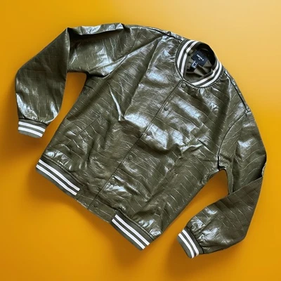 Jaqueta bombardeiro Forever 21 masculina falsa crocodilo verde oliva. Tamanho S novo sem etiquetas - Imagem 1 de 4
