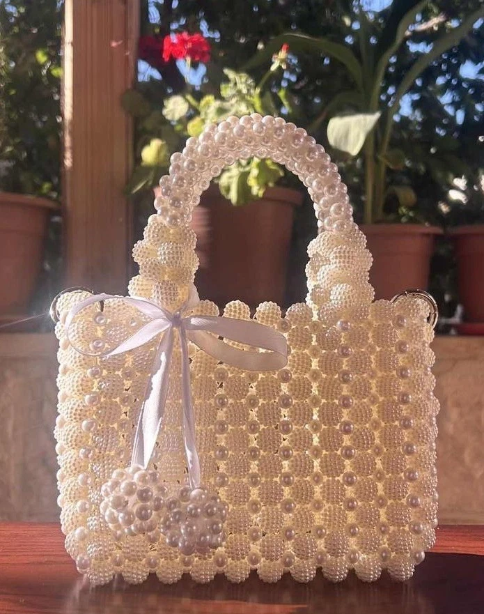 Bolso de mano hecho a mano con cuentas de perlas Foto 1 de 2