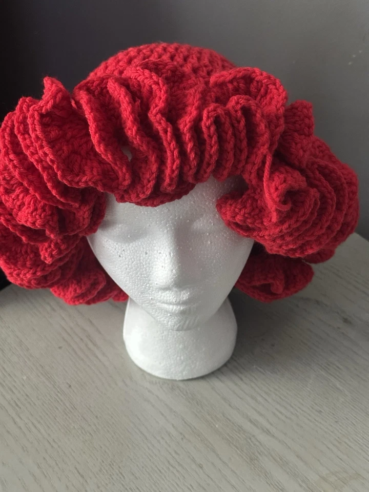 Sombrero rojo con volantes de ganchillo de Navidad hecho a mano Foto 1 de 1