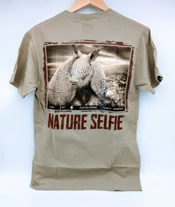 Nature Selfie Armadillo Cactus Gorge Men's Small Khaki Nature Graphic Shirt New - Picture 1 of 11
