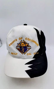 Gorra deportiva Kati Headwear Knight Of Columbus Sealy Co 3313 1991 ajustable blanca y negra - Imagen 1 de 6