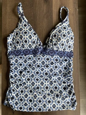 Camiseta Tankini Tommy Bahama Azul y Blanco Estampado Geométrico Acolchada Inalámbrica Mediana Foto 1 de 4