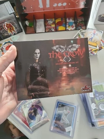 "The Crow" (Deluxe Two Figure Set) Mezco Toys 5 Points. "Brand New " (SEALED) Cover