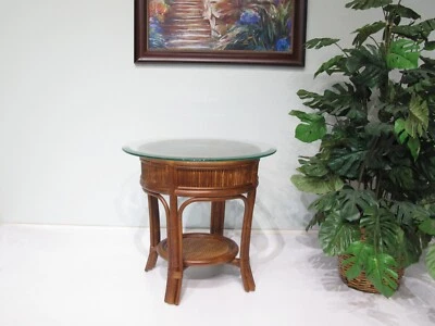 Mesa auxiliar de ratán Mahalo (acabado nogal) Foto 1 de 2