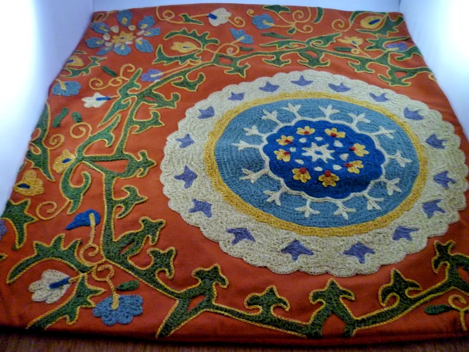 Funda de Almohada POTTERY BARN HOWELL SUZANI Bordada Naranja Quemado Azul 25X25 Foto 1 de 4