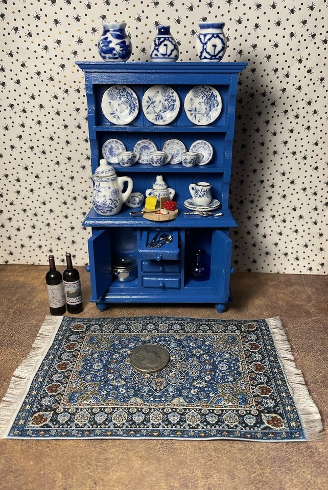 Armario de madera en miniatura escala 1:12 con platos ollas alfombra Foto 1 de 4