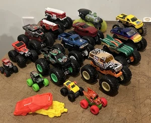 Lotto di 18 Monster Trucks Hot Wheels Monster Jam varie scale Smash Cars pressofuse - Foto 1 di 13