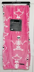 Manta Betsey Johnson 50"x70" Esqueletos Rosa Blanco FLEECE SUAVE NUEVA CON ETIQUETAS - Imagen 1 de 2