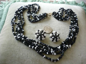 PENDIENTES Y COLLAR DE 5 HILOS CON CLIP EN BLANCO Y NEGRO DE COLECCIÓN/26" DE LARGO - Imagen 1 de 7