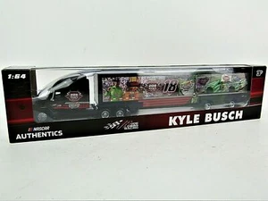 2019 KYLE BUSCH #18 "INTERSTATE BATTERIES" 200. GEWINN 1:64 TRIBUTE TEAM HAULER - Bild 1 von 3