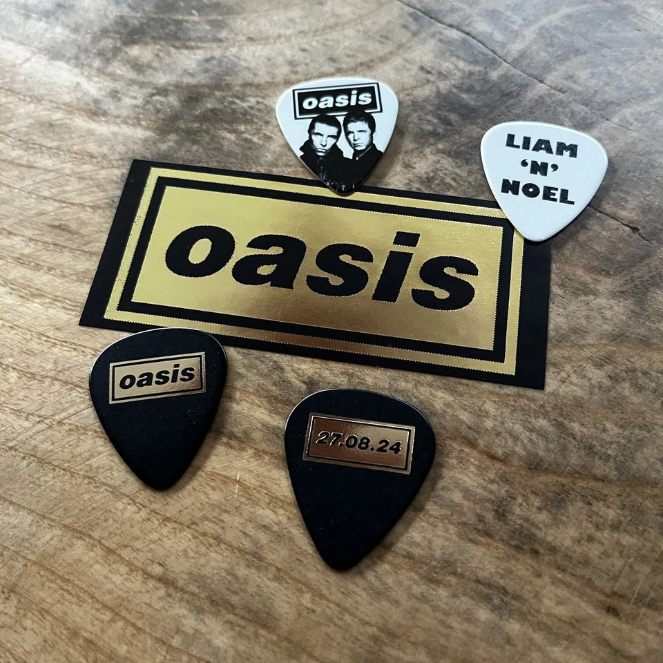 Oasis Liam And Noel Are Back Set X4 Picks & X1 Adesivo di Casual Guitar Picks - Immagine 1 di 1