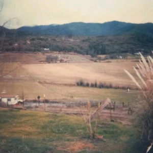 Foto Polaroid vintage scena valle case colline cielo paesaggio trovato arte istantanea - Foto 1 di 5