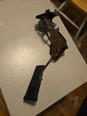 1981-88 Monte Carlo SS Cutlass 442 REGAL EL CO GAS PEDAL ASSY W MOUNT G Body Oe - Image 1 of 4