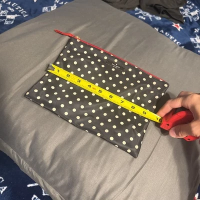 Estuche cosmético Kate Spade blanco sobre negro a lunares de nailon con cremallera superior Foto 1 de 3