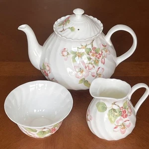 Juego de tetera Wedgwood Apple Blossom negra 23 cm x 16,5 cm usada como nueva - Imagen 1 de 14