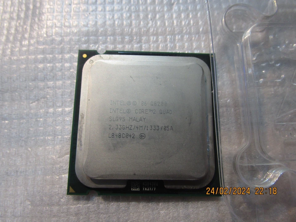 Intel Core 2 Quad Q8200 CPU SLG9S 2.33 GHz 4 MB 1333MHz LGA 775 versione tray - Immagine 1 di 4