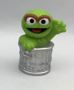 Oscar the GROUCH Garbage Sesame Street Workshop Cake Topper Hasbro PVC Figura - Foto 1 di 2