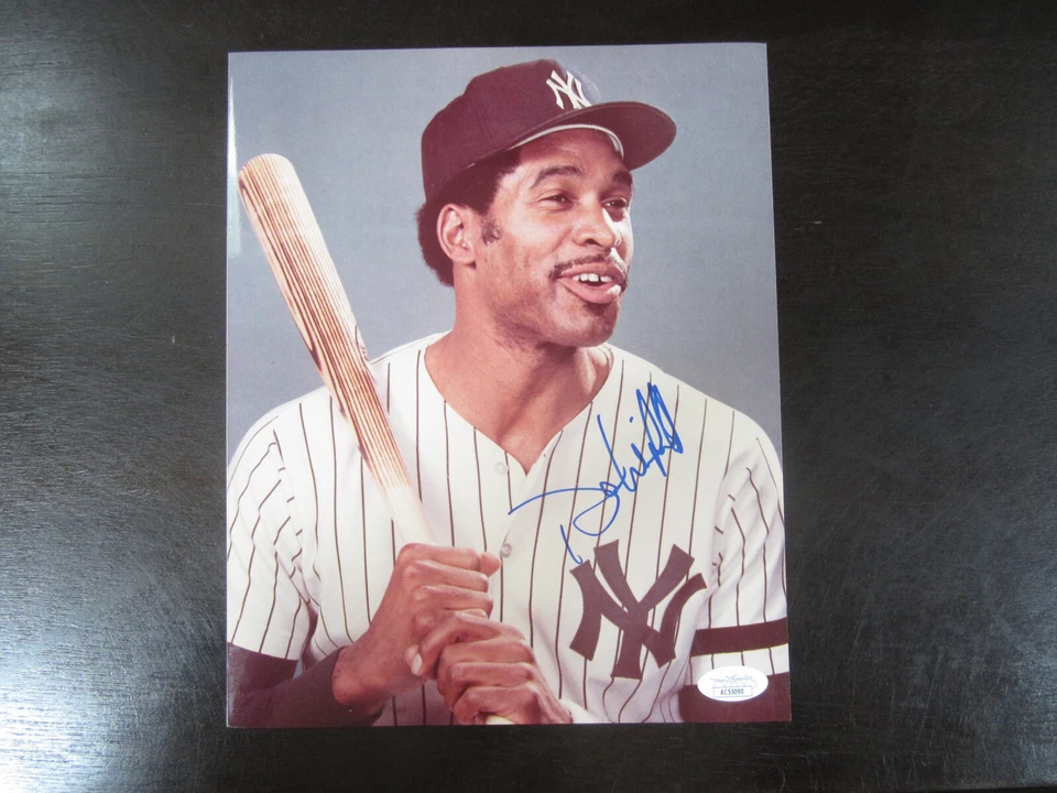 Dave Winfield Autograph Signed 8x10 Photo New York Yankees JSA  - Image 1 of 1