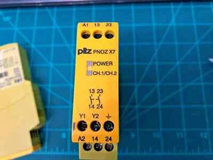 Pilz PNOZX7 774053 110 V AC Sicherheitsrelais 2Schließer 2 Sicherheitskontakte  - Bild 1 von 3