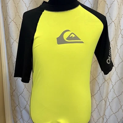 Camisa de surf Quiksilver para hombre protección contra erupciones manga corta 180/96A negra/amarilla LG Foto 1 de 4