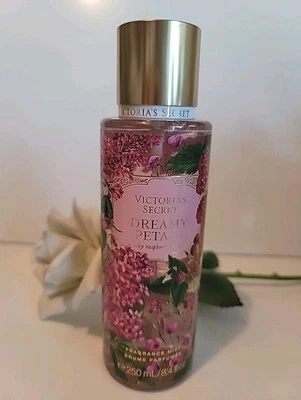 Victoria's Secret DREAMY PETALS FRAGRANCE BODY Mist 8 oz Novo - Imagem 1 de 3