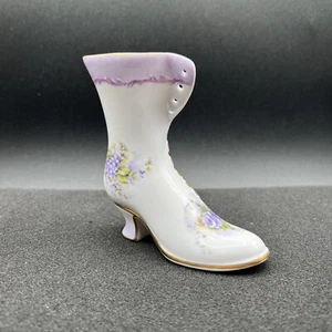 "Bota blanca de cerámica vintage con flores moradas y contorno dorado 5x4x2""" - Imagen 1 de 7