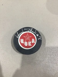 VIACHESLAV FETISOV signierter UCKA Logo Hockey Puck - Bild 1 von 3