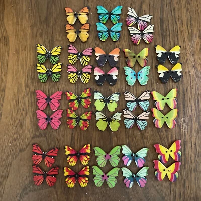 Pkg of 10 BUTTERFLY 2-hole 1-1/8" x 3/4" (28 x 21mm) White Wood Buttons (1118) - Image 1 of 3