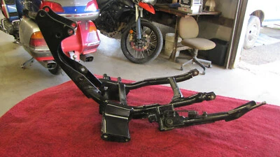 Suzuki GZ 250 2008 subchasis de motor inferior Foto 1 de 4