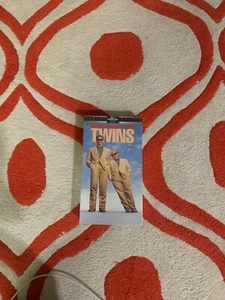 TWINS (VHS 1989) Arnold Schwarzenegger Danny DeVito Factory Sealed Universal - Picture 1 of 4