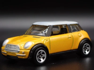 2001-2006 Mini Cooper Giallo 1:64 Scala da Collezione Diorama Modellino Auto - Immagine 1 di 4