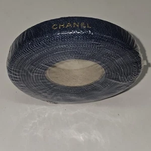 Chanel Logo Blau Urlaub Geschenkpapier Band 1 Versiegelt Rolle 25 Meter AUTHENTISCH NEU - Bild 1 von 3