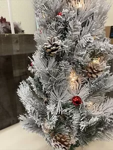 green & lightly flocked chritstmas tree 3 feet - Picture 1 of 3
