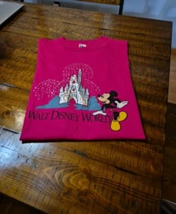 Camiseta Rosa Castillo de Lámina de Cenicienta de Colección MICKEY MOUSE Walt Disney World Plus - Imagen 1 de 12