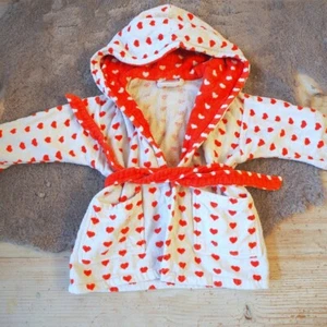 MÖVE Bademantel Kinder Gr. 98 mit Kapuze Frottee Anzug Overall weiß rot Herz - Bild 1 von 6