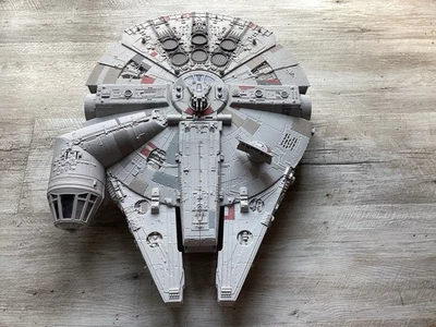 Star Wars Hasbro The Force Awakens Millenium Falcon Rasender Falke / Mit Figuren - Bild 1 von 4