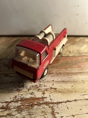 "Mini camión con manguera de incendios Tonka rojo vintage de metal prensado 4""" Foto 1 de 4