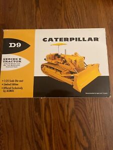 Caterpillar D9 Tractor with hydraulic blades First Gear 1:25 replica #49-3172