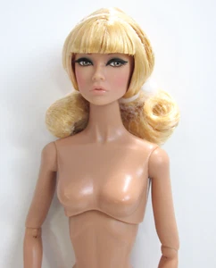 SUITED FOR TRAVEL POPPY PARKER NUDE WITH STAND & COA INTEGRITY TOYS - Picture 1 of 7