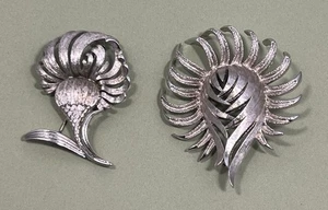 Vintage signierte Monet Feder Blume Brosche Anstecknadel Lot silberfarben zwei 2 Stück tragbar - Bild 1 von 15