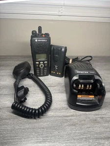 Motorola XTS2500 Model III 700/800 MHz P25 Digital Two-Way Radio H46UCH9PW7BN B - Afbeelding 1 van 9