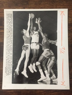 1960 NCAA Midwest Playoffs DePaul vs Cincinnati Oscar Robertson AP Press Photo - Image 1 of 4