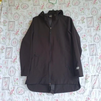 Chaqueta de lluvia New Balance para mujer M negra cremallera completa bolsillos con capucha logotipo deportivo Foto 1 de 4